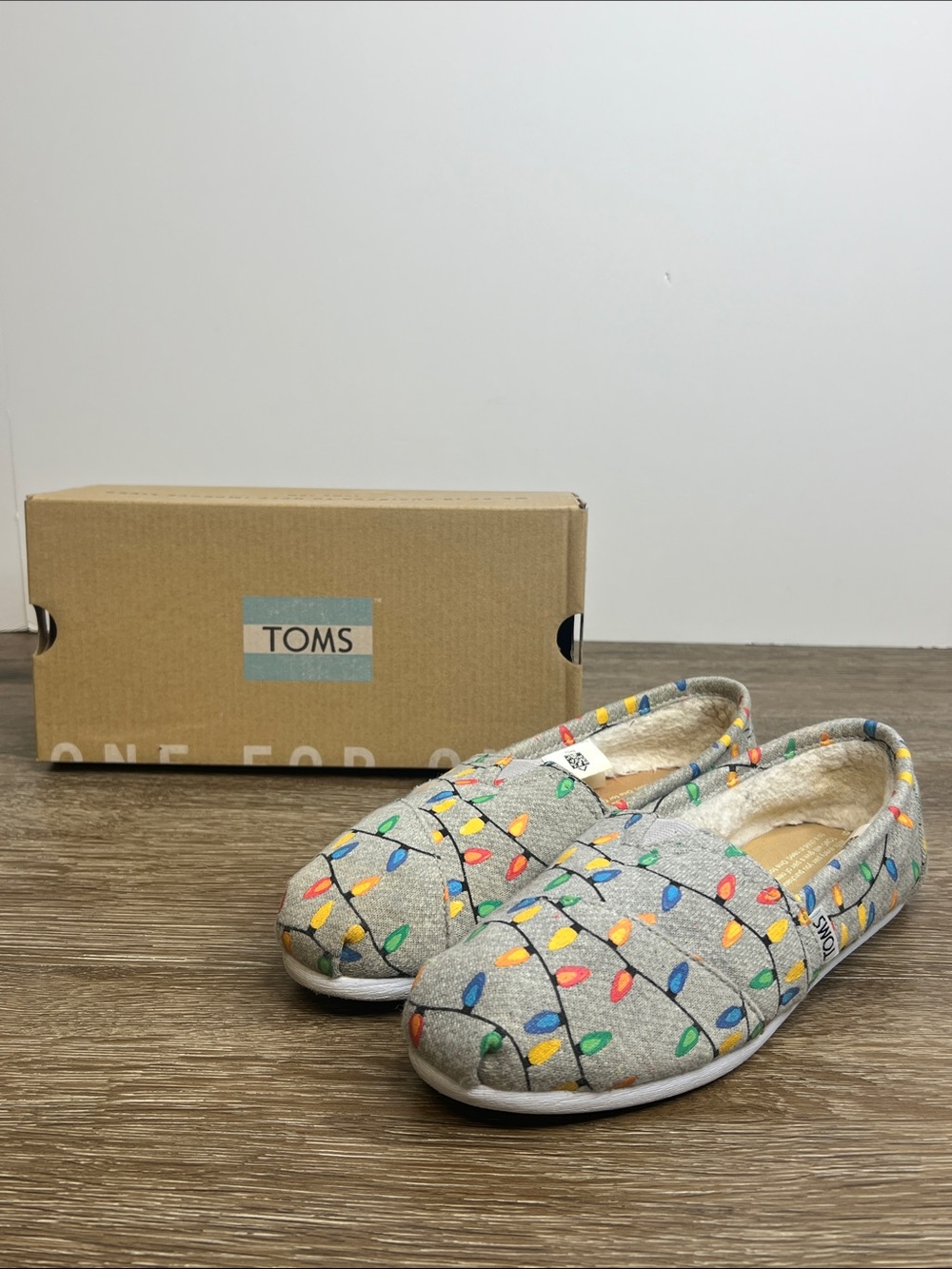 TOMS Classic Glow-in-the-Dark Tree Lights Slip-On Shoes Size 6 | Holiday Print